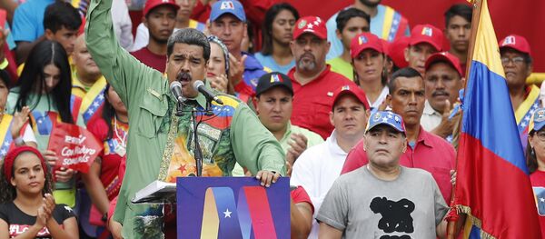 Nicolás Maduro discursando ao lado de Diego Armando Maradona. - Sputnik Brasil