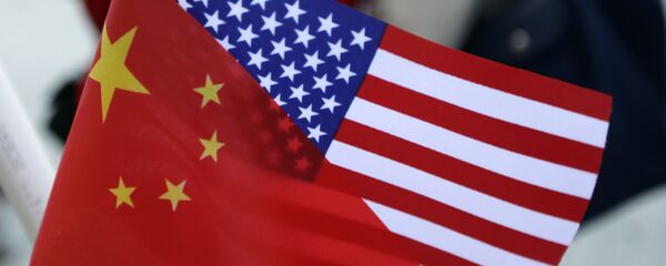 Bandeiras chinesa e americana - Sputnik Brasil