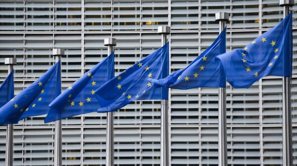 Bandeiras da União Europeia em frente à sede da Comissão Europeia em Bruxelas - Sputnik Brasil