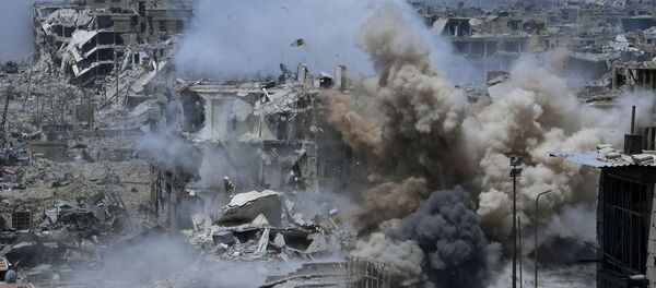 Ataque aos territórios dos militantes da organização terrorista Daesh na área do antigo campo de refugiados palestinos Yarmouk no subúrbio a sul de Damasco - Sputnik Brasil