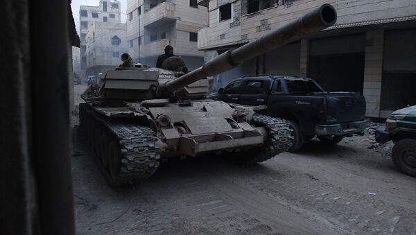 Tanque das Forças Armadas sírias na área do antigo campo de refugiados palestinos em Yarmouk, no subúrbio a sul de Damasco (Imagem referencial) - Sputnik Brasil