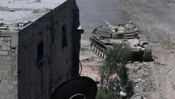 Tanque do exército das Forças Armadas da Síria durante ataque a posições dos militantes da organização terrorista Daesh nos subúrbios de Damasco - Sputnik Brasil
