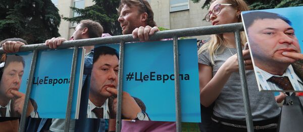 Pessoas protestando perto da embaixada ucraniana em Moscou contra a detenção do editor-chefe da agência de notícias RIA Novosti Ucrânia, Kirill Vyshinsky. Pessoas protestando perto da embaixada ucraniana em Moscou contra a detenção do editor-chefe da agência de notícias RIA Novosti Ucrânia, Kirill Vyshinsky. - Sputnik Brasil