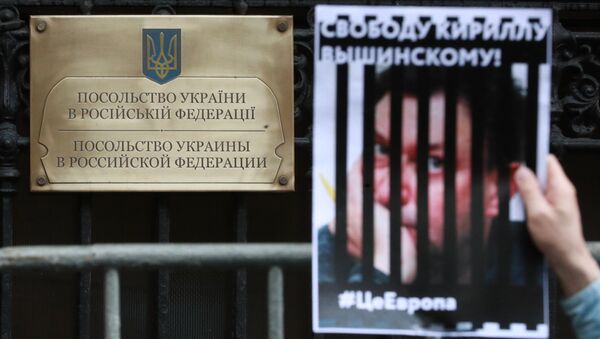 Ação de apoio ao jornalista Kirill Vyshinsky perto da embaixada da Ucrânia em Moscou - Sputnik Brasil