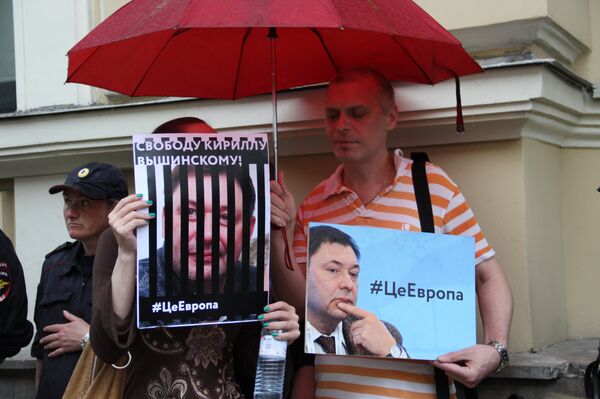 Participantes do protesto contra a detenção de Kirill Vyshinsky perto da embaixada ucraniana em Moscou, em 18 de maio de 2018 Participantes do protesto contra a detenção de Kirill Vyshinsky perto da embaixada ucraniana em Moscou, em 18 de maio de 2018 - Sputnik Brasil