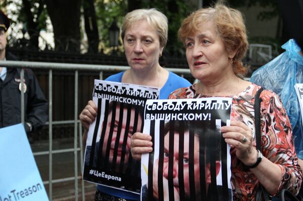 Participantes do protesto contra a detenção de Kirill Vyshinsky perto da embaixada ucraniana em Moscou, em 18 de maio de 2018 Participantes do protesto contra a detenção de Kirill Vyshinsky perto da embaixada ucraniana em Moscou, em 18 de maio de 2018 - Sputnik Brasil