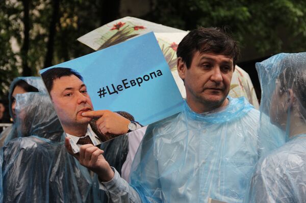 Participante do protesto contra a detenção de Kirill Vyshinsky perto da embaixada ucraniana em Moscou, em 18 de maio de 2018 Participante do protesto contra a detenção de Kirill Vyshinsky perto da embaixada ucraniana em Moscou, em 18 de maio de 2018 - Sputnik Brasil