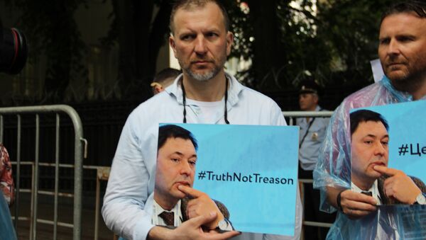 Participante do protesto contra a detenção de Kirill Vyshinsky perto da embaixada ucraniana em Moscou, em 18 de maio de 2018 - Sputnik Brasil