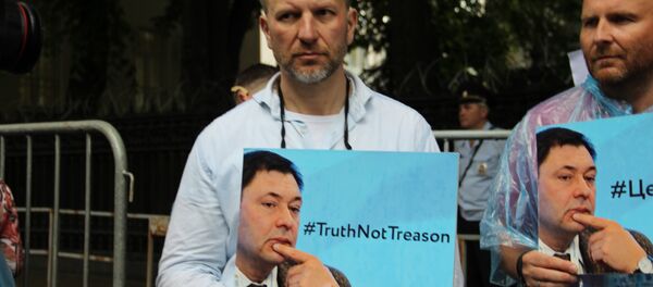 Participante do protesto contra a detenção de Kirill Vyshinsky perto da embaixada ucraniana em Moscou, em 18 de maio de 2018 - Sputnik Brasil