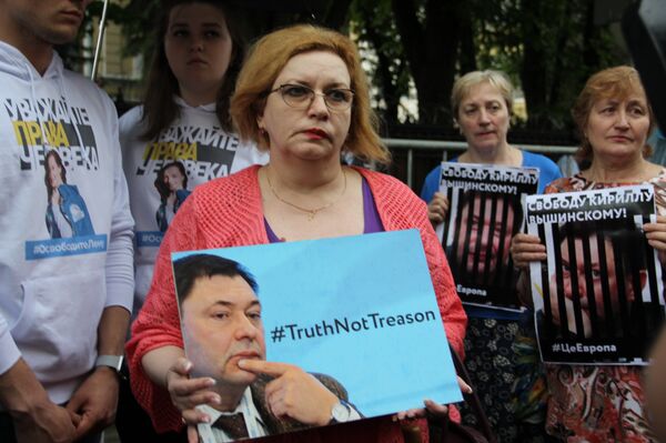 Galina Zaporozhtseva, participante do protesto contra a detenção de Kirill Vyshinsky perto da embaixada ucraniana em Moscou, em 18 de maio de 2018 Galina Zaporozhtseva, participante do protesto contra a detenção de Kirill Vyshinsky perto da embaixada ucraniana em Moscou, em 18 de maio de 2018 - Sputnik Brasil