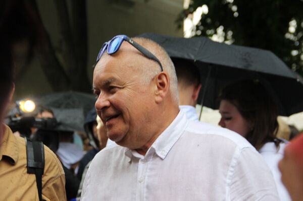 Diretor-geral da agência Rossiya Segodnya, Dmitry Kiselev participa do protesto contra a detenção de Kirill Vyshinsky perto da embaixada ucraniana em Moscou, em 18 de maio de 2018 Diretor-geral da agência Rossiya Segodnya, Dmitry Kiselev participa do protesto contra a detenção de Kirill Vyshinsky perto da embaixada ucraniana em Moscou, em 18 de maio de 2018 - Sputnik Brasil