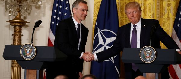 U.S. President Donald Trump (R) and NATO Secretary General Jens Stoltenberg shake hands during a joint news conference in the East Room at the White House in Washington, U.S., April 12, 2017. - Sputnik Brasil