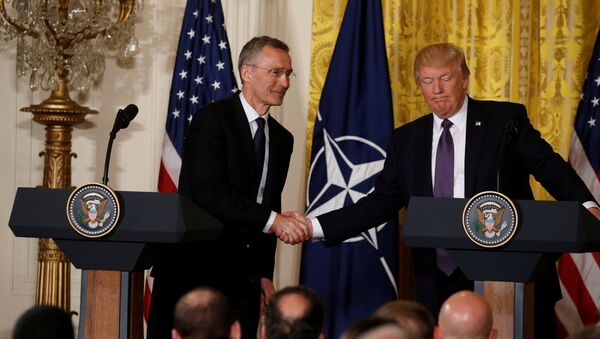 U.S. President Donald Trump (R) and NATO Secretary General Jens Stoltenberg shake hands during a joint news conference in the East Room at the White House in Washington, U.S., April 12, 2017. - Sputnik Brasil