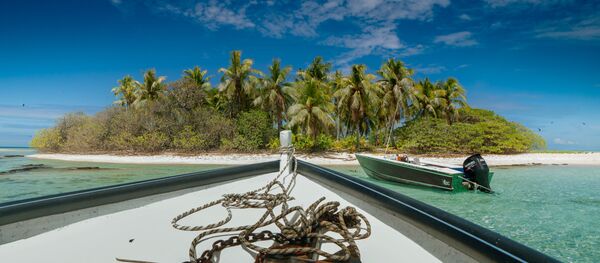 Um barco perto do atol de Toau, a cerca de 400 quilômetros do Taiti, Polinésia Francesa, 14 de outubro de 2015 - Sputnik Brasil