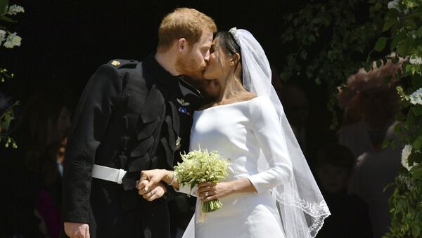 Príncipe Harry beijando a sua esposa Meghan Markle - Sputnik Brasil