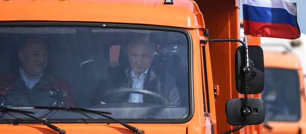 Presidente russo, Vladimir Putin, dirige um caminhão durante a inauguração da Ponte da Crimeia - Sputnik Brasil