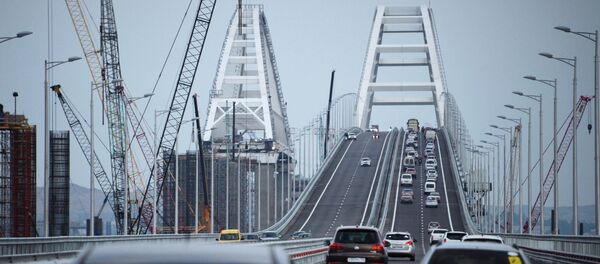 Carros passando pela Ponte da Crimeia Carros passando pela Ponte da Crimeia - Sputnik Brasil