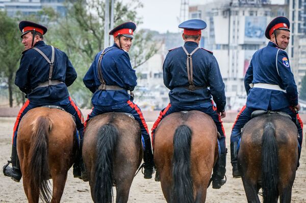 Cossacos do Don praticam patrulha a cavalo no exterior do estádio Rostov Arena, futura sede da Copa do Mundo 2018 - Sputnik Brasil