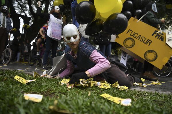 Participante dos protestos contra o aumento de tarifas dos serviços públicos e contra as negociações entre o governo e o Fundo Monetário Internacional, em Buenos Aires, na Argentina - Sputnik Brasil