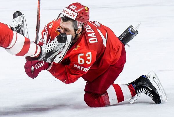 Jogador do time de hóquei de gelo russo Yevgeny Dadonov durante uma partida russo-eslovaca na etapa de grupos do Mundial de Hóquei de Gelo 2018 - Sputnik Brasil