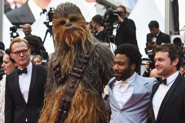 Atores Alden Ehrenreich, Donald Glover, protagonista de Chewbacca, e Paul Bettany (da esquerda para a direita) no tapete vermelho da estreia europeia do filme Han Solo: Uma História Star Wars, no 71º Festival de Cannes - Sputnik Brasil