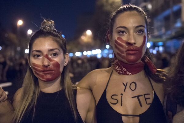 Participantes de uma marcha contra a violência contra as mulheres em Santiago, no Chile - Sputnik Brasil