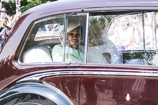 Meghan Markle no carro com sua mãe, Doria Ragland (à esquerda) - Sputnik Brasil