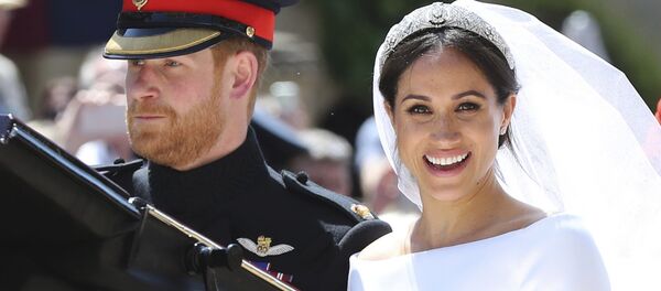 O príncipe Harry e sua esposa Meghan Markle saem da igreja - Sputnik Brasil