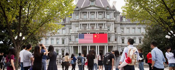 Bandeira da China exibida ao lado da bandeira dos Estados Unidos no complexo da Casa Branca, em Washington (arquivo) - Sputnik Brasil