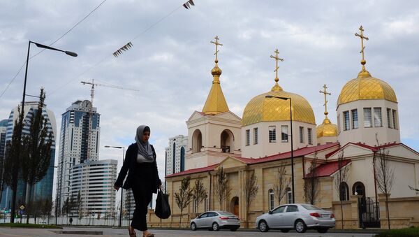 Православная церковь Архангела Михаила на проспекте имени Ахмата Кадырова в Грозном. - Sputnik Brasil