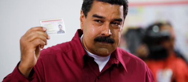 Nicolás Maduro entrega seu voto nas presidenciais, em 20 de maio de 2018, em Caracas - Sputnik Brasil