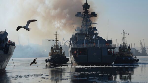 Grande navio antissubmarino russo Admiral Tributs no porto de Vladivostok - Sputnik Brasil