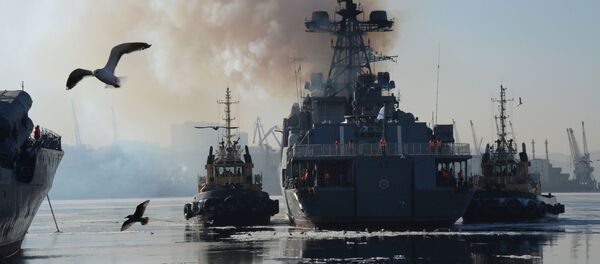 Grande navio antissubmarino russo Admiral Tributs no porto de Vladivostok - Sputnik Brasil