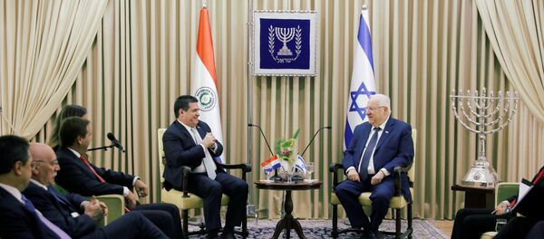 Presidente paraguaio, Horacio Cartes, sentado em frente ao seu homólogo israelense, Reuven Rivlin, na residência do presidente de Israel em Jerusalém, antes da cerimônia de inauguração da embaixada do Paraguai em Jerusalém - Sputnik Brasil