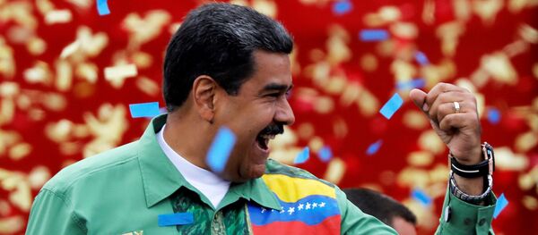 Presidente da Venezuela, Nicolás Maduro, saudando seus apoiadores no fim da campanha eleitoral em Caracas, 17 de maio de 2018 - Sputnik Brasil
