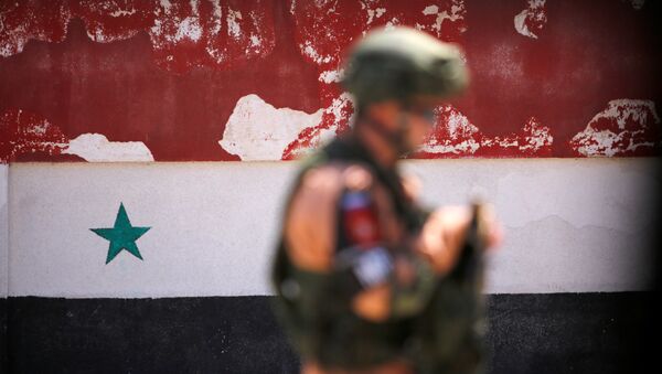 Soldado russo caminhando com a bandeira síria em fundo, Homs, Síria - Sputnik Brasil