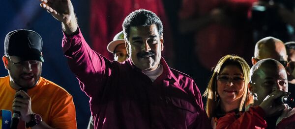 Presidente da Venezuela, Nicolás Maduro, saudando seus apoiadores no fim da campanha eleitoral em Caracas, 17 de maio de 2018 - Sputnik Brasil