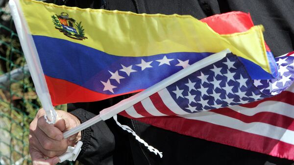 Bandeiras da Venezuela e dos EUA - Sputnik Brasil