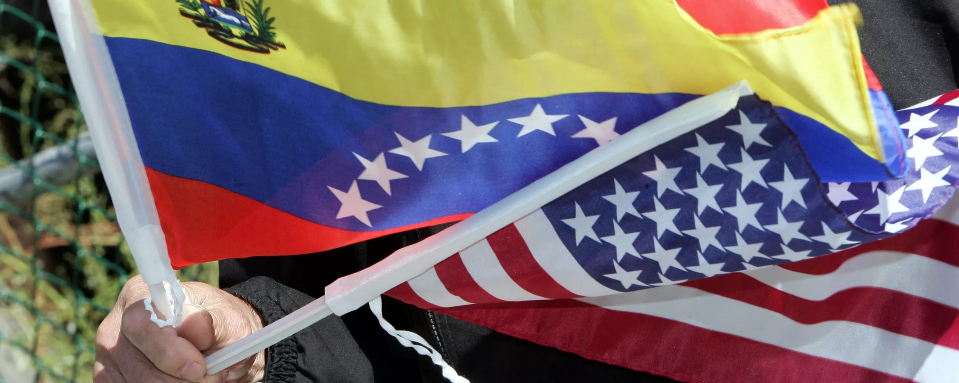 Bandeiras da Venezuela e dos EUA Bandeiras da Venezuela e dos EUA - Sputnik Brasil, 1920, 27.10.2025