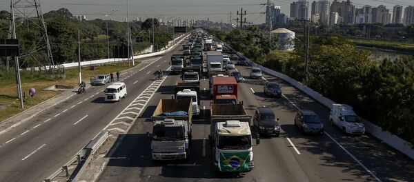 Caminhoneiros bloqueiam vias de São Paulo e de outros estados do Brasil em protesto contra alta dos combustíveis - Sputnik Brasil