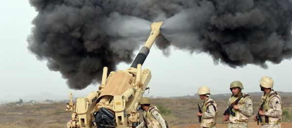 Artilharia do Exército saudita dispara contra o Iêmen a partir de um posto perto da fronteira saudita-iemenita, no sudoeste do país, em 13 de abril de 2015. A Arábia Saudita lidera uma coalizão de vários países árabes realizando ataques aéreos contra os rebeldes xiitas Huthis que invadiram a capital Sanaa em setembro e se expandiram para outras partes do Iêmen. Artilharia do Exército saudita dispara contra o Iêmen a partir de um posto perto da fronteira saudita-iemenita, no sudoeste do país, em 13 de abril de 2015. A Arábia Saudita lidera uma coalizão de vários países árabes realizando ataques aéreos contra os rebeldes xiitas Huthis que invadiram a capital Sanaa em setembro e se expandiram para outras partes do Iêmen. - Sputnik Brasil