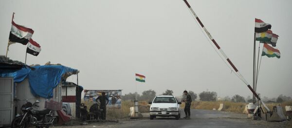 Um posto de controle na entrada de um acampamento das forças do Curdistão iraquiano na província de Kirkuk, no norte do Iraque. - Sputnik Brasil