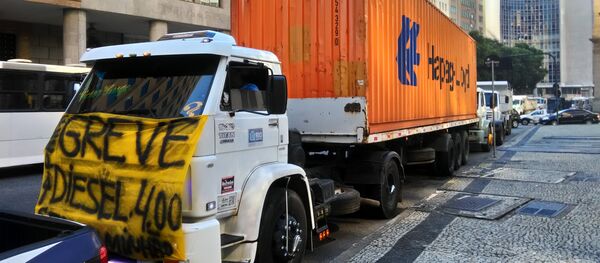 Manifestação de caminhoneiros no Rio de Janeiro como parte de mobilização nacional da categoria contra os preços altos dos combustíveis no Brasil. - Sputnik Brasil
