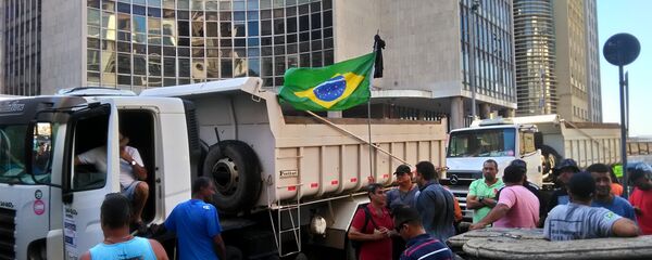Manifestação de caminhoneiros no Rio de Janeiro como parte de mobilização nacional da categoria contra os preços altos dos combustíveis no Brasil. - Sputnik Brasil