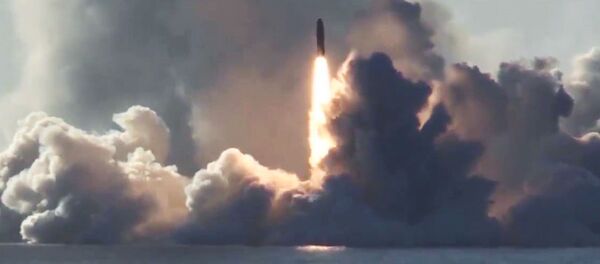 Lançamento de mísseis Bulava a partir do submarino Yuri Dolgoruky no mar Branco - Sputnik Brasil