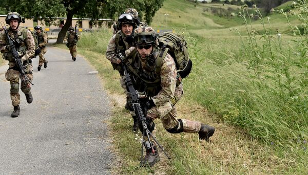 Soldados do exército italiano participam de exercício militar em um campo de treinamento em Cesano, perto de Roma, em 21 de maio de 2018 - Sputnik Brasil