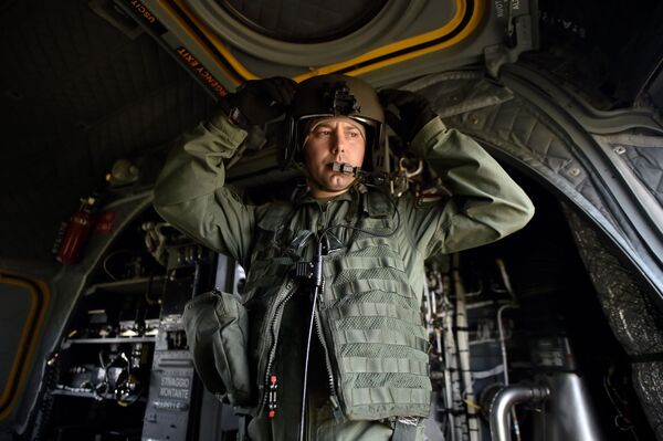 Soldado do exército italiano em helicóptero durante exercício militar, perto de Roma, em 21 de maio de 2018 - Sputnik Brasil