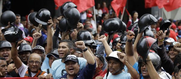 Apoiadores de Nicolás Maduro celebrando vitória nas eleições presidenciais - Sputnik Brasil