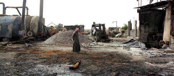 Разрушенный нефтеперерабатывающий завод в Сирии - Sputnik Brasil