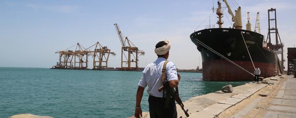Soldado passeando pelo porto de Hodeidah no mar Vermelho, Iêmen - Sputnik Brasil